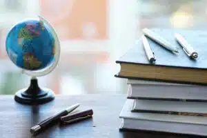 Reliéf globusu s knihami představující vzdělání v zákonech